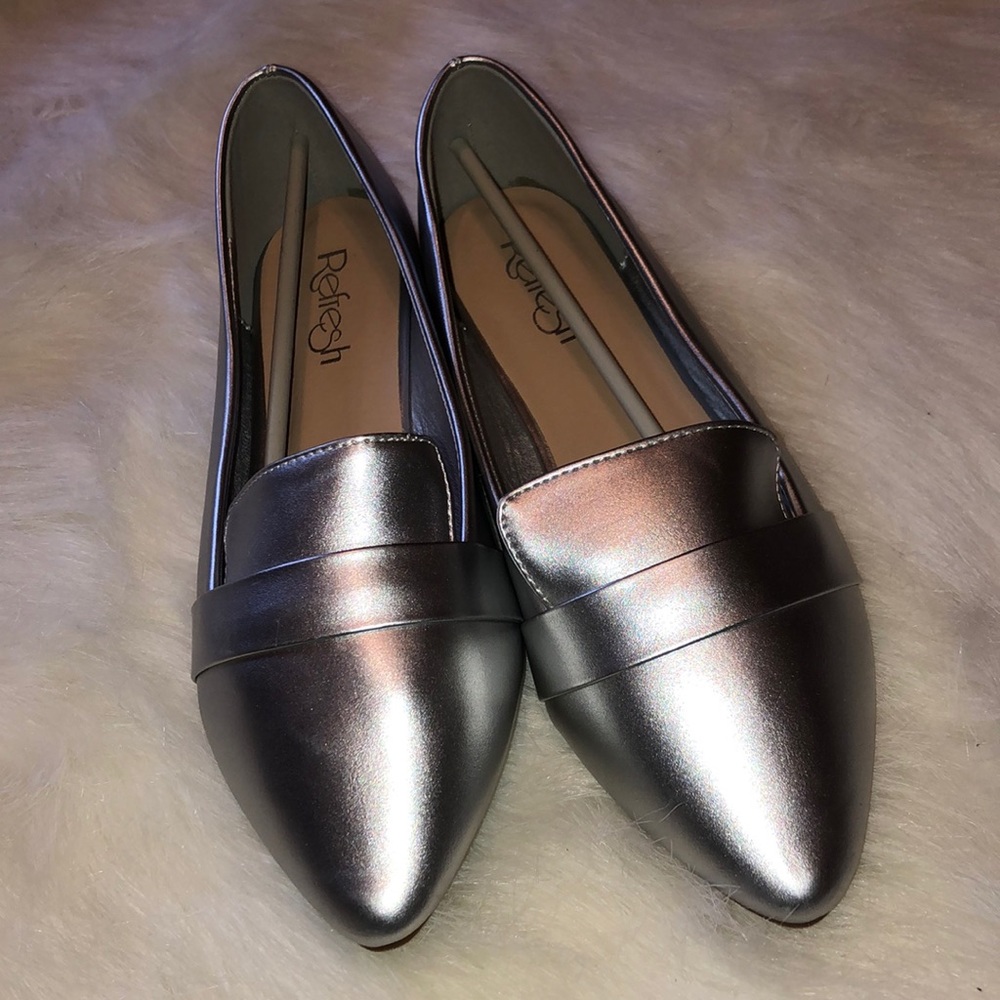 BNWT silver Refresh flats